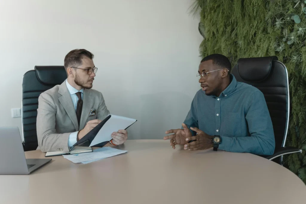 Partnerzy biznesowi rozmawiający po angielsku w trakcie spotkania.